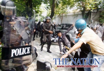 Thailand Today - Political Problems bangkok riot police clash with protesters - Thailand Today - Political Problems